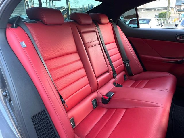後部座席も気になるようなキズ・汚れやへたり等、大きなダメージはなく、良好な状態です。
