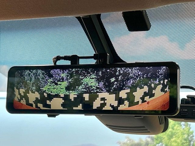 【インテリジェントルームミラー】後席の大きな荷物や同乗者で後方が確認しづらい時でも安心!カメラが撮影した車両後方の映像をルームミラー内に表示。クリアな視界で状況の確認が可能です!