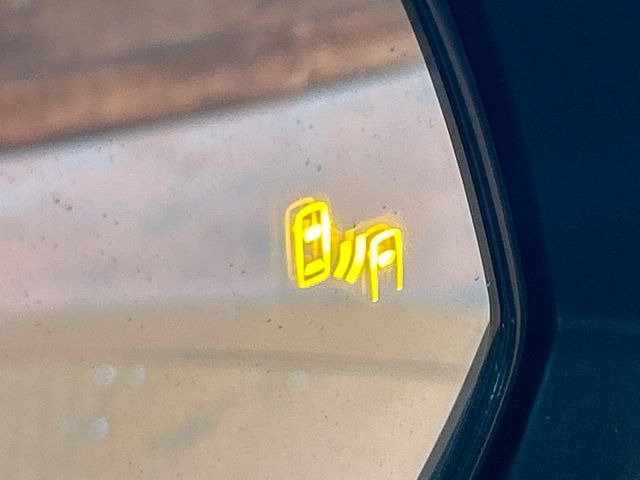 【ブラインドスポットモニター】走行中、ドアミラーの死角になりやすい箇所に後続車が接近するとサイドミラーのレンズに警告を表示!ドライバーに注意喚起をしてくれます。