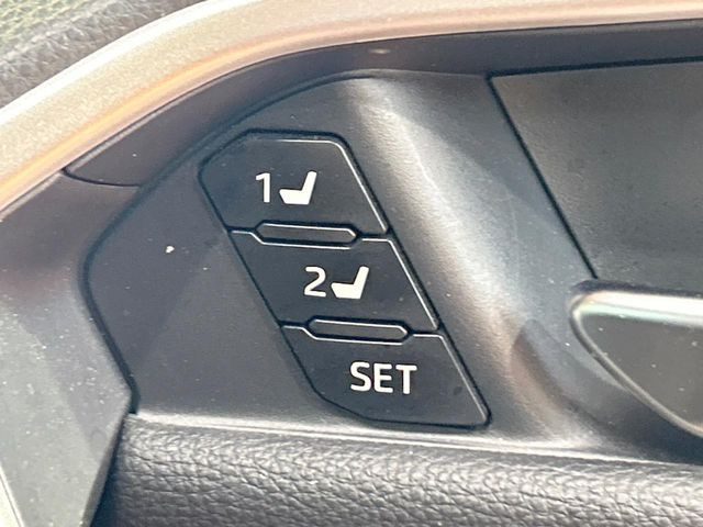 【メモリー機能付きパワーシート】ドライバーごとに設定したシート位置を記憶して、ボタン一つで切り替えできる便利な機能!運転する方が複数名いらっしゃるご家庭におすすめです♪