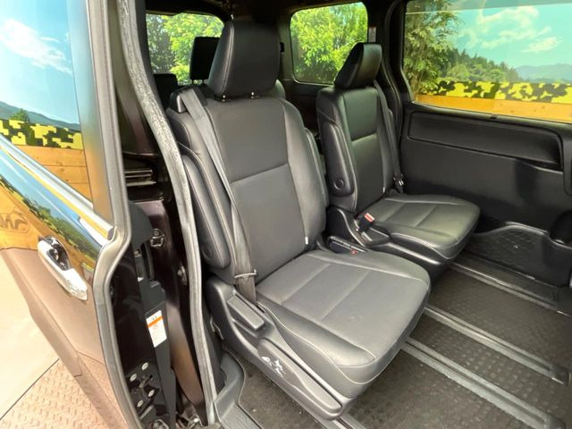 後部座席も気になるようなキズ・汚れやへたり等、大きなダメージはなく、良好な状態です。