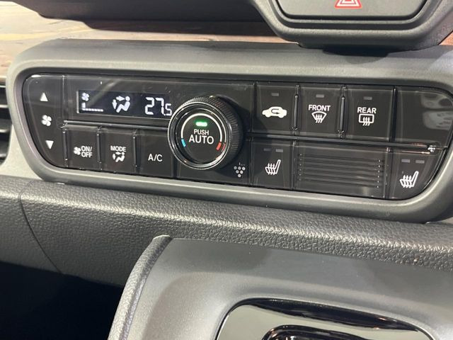 【オートエアコン】一度お好みの温度に設定すれば、車内の温度を検知し風量や温度を自動で調整。暑い&hellip;寒い&hellip;と何度もスイッチ操作をする必要はありません。快適な車内空間には必須の機能ですね♪