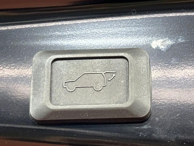 【パワーバックドア】スマートキーや運転席のボタンを押すだけでリアゲートが自動で開閉します!荷物を持っている時や、高い位置にあるバックドアを閉める際に便利な機能です♪