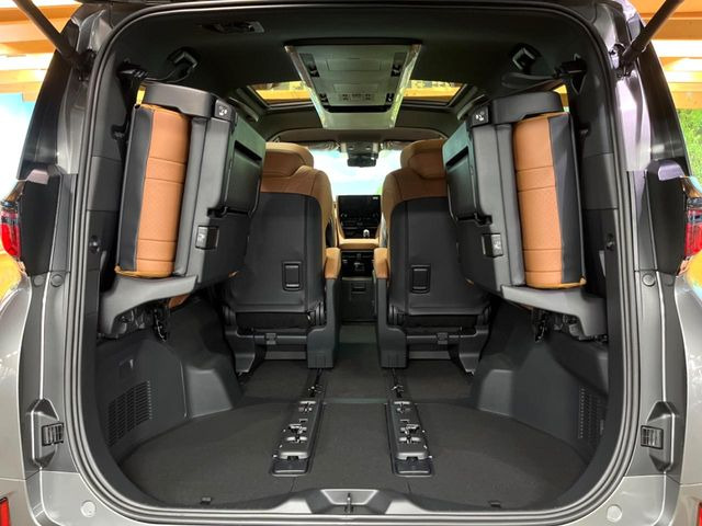 ���i�̂���������ʋ΁A���}���ɏ\���ȉ׎��X�y�[�X���m�ۂ��Ă���܂��B�Z�J���h�V�[�g��|���ƁA�傫�ȉו��̐ύڂ��\�ł���