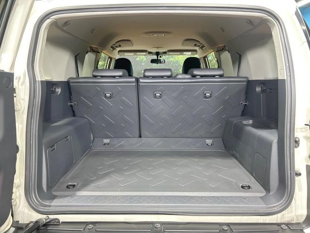 ���i�̂���������ʋ΁A���}���ɏ\���ȉ׎��X�y�[�X���m�ۂ��Ă���܂��B�Z�J���h�V�[�g��|���ƁA�傫�ȉו��̐ύڂ��\�ł���