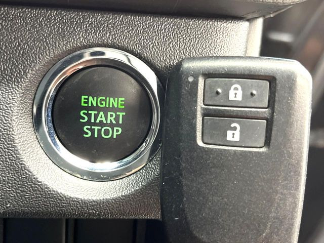 【スマートキー】カバンやポケットに入れたままでもドアの施錠・解錠が可能なスマートキーを装備。エンジンのオン・オフ時もカギを取り出す必要が無いからとっても便利です♪