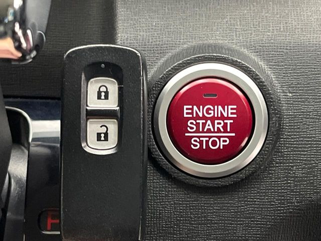 �yHonda�X�}�[�g�L�[�z�J�o����|�P�b�g�ɓ��ꂽ�܂܂ł��h�A�̎{���E�������\�ȃX�}�[�g�L�[�𑕔��B�G���W���̃I���E�I�t�����J�M�����o���K�v����������Ƃ��Ă��֗��ł���