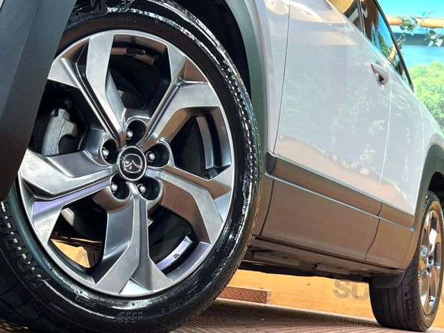 �y����18�C���`�A���~�z�C�[���z�O�ςɃ}�b�`���������A���~�z�C�[���𑕒����Ă���܂��B�e��ЊO�A���~�z�C�[����A�X�^�b�h���X�^�C�����戵�����Ă���܂��B���񂲑��k����������