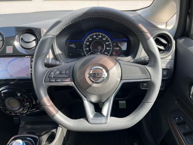 �y�����v�����X�e�A�����O�z�㎿�Ȋv���g�p���邱�ƂŁA��ɂ����������݂ƂĂ��^�]���₷���n���h���ł���