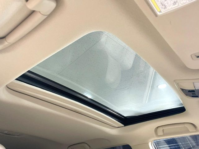 【サンルーフ】開放感たっぷりの希少装備、サンルーフが装着されています!車内に明かりを取り入れたり景色を楽しむ以外にも、車内の空気も簡単に換気できて快適です!