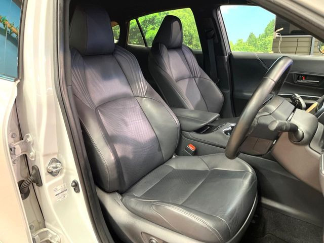 【黒革シート】上質な本革を使用し、高級感あふれる黒革シート。常に体に触れる部分だから、座り心地の良さにはこだわりたいですね♪汚れの付着や劣化を抑制する内装コーティング施工もおススメですよ♪