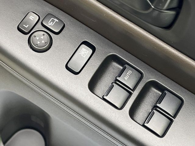 �y�d���i�[�~���[�z�T�C�h�~���[�͓d���i�[���ƂȂ��Ă���A�������ԏ�ł��L�Y�������X�N��}�����܂��B