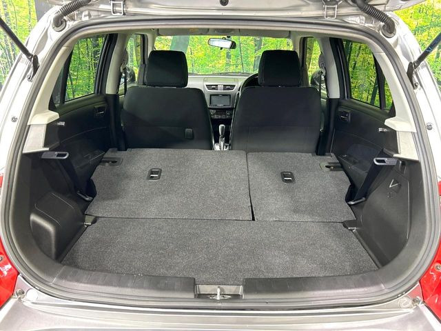 ���i�̂���������ʋ΁A���}���ɏ\���ȉ׎��X�y�[�X���m�ۂ��Ă���܂��B�Z�J���h�V�[�g��|���ƁA�傫�ȉו��̐ύڂ��\�ł���