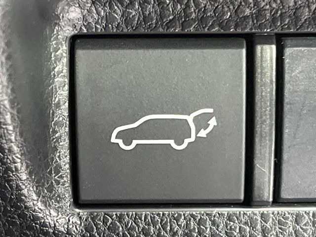 【パワーバックドア】スマートキーや運転席のボタンを押すだけでリアゲートが自動で開閉します!荷物を持っている時や、高い位置にあるバックドアを閉める際に便利な機能です♪