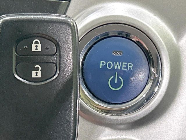 【スマートキー】カバンやポケットに入れたままでもドアの施錠・解錠が可能なスマートキーを装備。エンジンのオン・オフ時もカギを取り出す必要が無いからとっても便利です♪