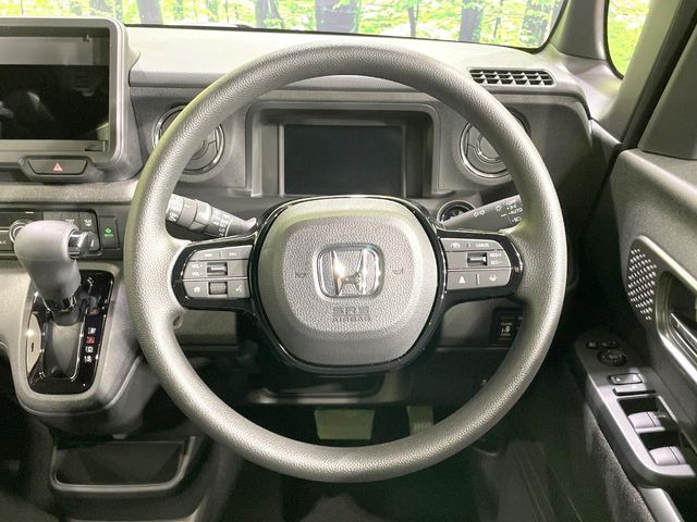 �C���e���A�ɍ��킹���f�U�C���̃X�e�A�����O�́A�^�]�������̂��Ƃ��l���A�^�]���₷���`��A�傫���ł��B�����x�A���ۂɐG���Ă��m���߂��������B