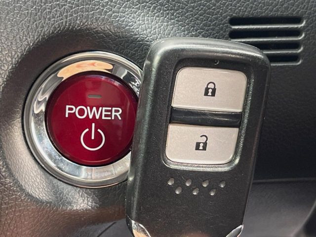 �yHonda�X�}�[�g�L�[�z�J�o����|�P�b�g�ɓ��ꂽ�܂܂ł��h�A�̎{���E�������\�ȃX�}�[�g�L�[�𑕔��B�G���W���̃I���E�I�t�����J�M�����o���K�v����������Ƃ��Ă��֗��ł���