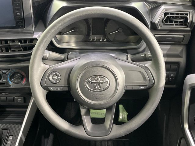 �C���e���A�ɍ��킹���f�U�C���̃X�e�A�����O�́A�^�]�������̂��Ƃ��l���A�^�]���₷���`��A�傫���ł��B�����x�A���ۂɐG���Ă��m���߂��������B