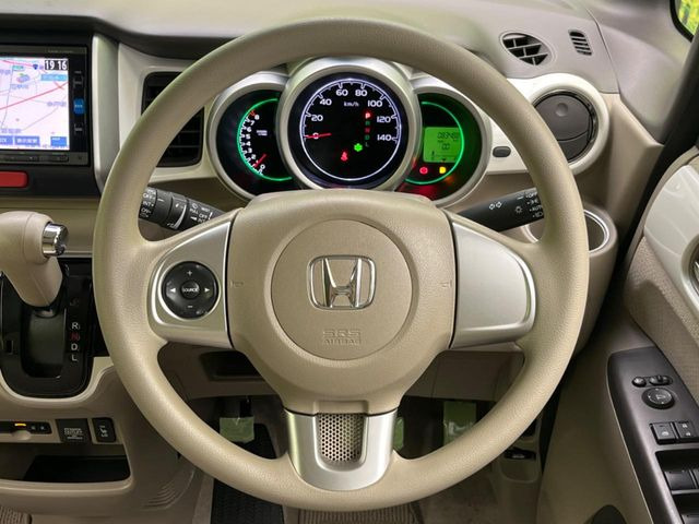 �C���e���A�ɍ��킹���f�U�C���̃X�e�A�����O�́A�^�]�������̂��Ƃ��l���A�^�]���₷���`��A�傫���ł��B�����x�A���ۂɐG���Ă��m���߂��������B