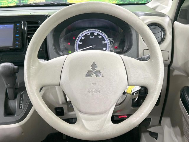 �C���e���A�ɍ��킹���f�U�C���̃X�e�A�����O�́A�^�]�������̂��Ƃ��l���A�^�]���₷���`��A�傫���ł��B�����x�A���ۂɐG���Ă��m���߂��������B