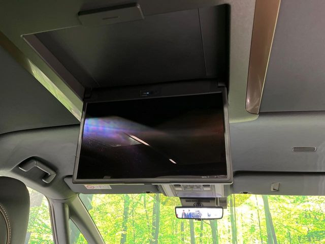 【フリップダウンモニター】大画面モニターで後席でもエンタメをお楽しみいただけます。小さなお子様にも大人気の装備です♪