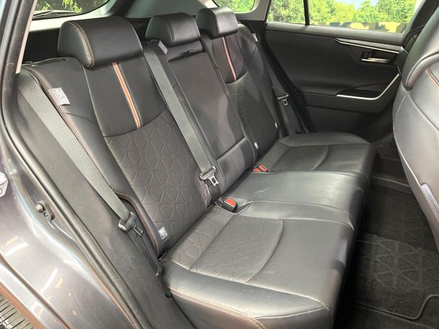 広々とした2列目シートは居住性が高く、居心地も快適!友達や家族とのお出かけにぴったりです。ベビーシートやチャイルドシート使用時も快適にお過ごしいただける十分な空間を確保しています。