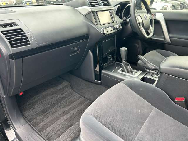 お車の詳細はお電話かメール・LINEにてご対応させて頂きます。遠方のお客様にもご安心してご契約頂けるようにご対応させて頂きます。 お気軽にお問い合わせくださいませ。