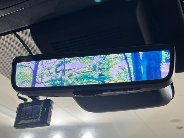 【デジタルインナーミラー】後席の大きな荷物や同乗者で後方が確認しづらい時でも安心!カメラが撮影した車両後方の映像をルームミラー内に表示。クリアな視界で状況の確認が可能です!