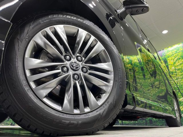 【純正18インチアルミホイール】外観にマッチした純正アルミホイールを装着しております。各種社外アルミホイールや、スタッドレスタイヤも取扱いしております。是非ご相談ください♪