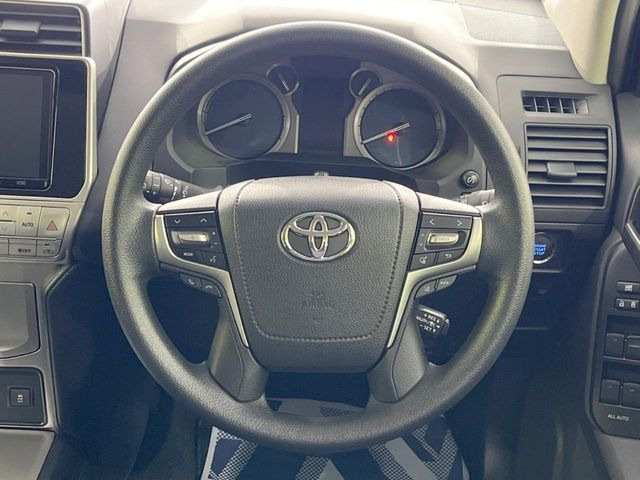 インテリアに合わせたデザインのステアリングは、運転される方のことも考え、運転しやすい形状、大きさです。是非一度、実際に触ってお確かめください。