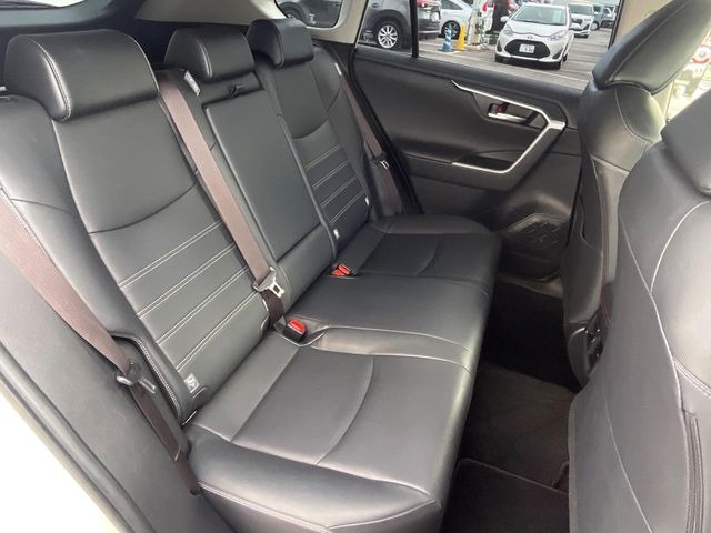 後部座席も気になるようなキズ・汚れやへたり等、大きなダメージはなく、良好な状態です。