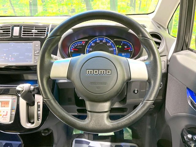 �C���e���A�ɍ��킹���f�U�C���̃X�e�A�����O�́A�^�]�������̂��Ƃ��l���A�^�]���₷���`��A�傫���ł��B�����x�A���ۂɐG���Ă��m���߂��������B