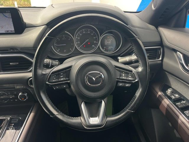 �C���e���A�ɍ��킹���f�U�C���̃X�e�A�����O�́A�^�]�������̂��Ƃ��l���A�^�]���₷���`��A�傫���ł��B�����x�A���ۂɐG���Ă��m���߂��������B