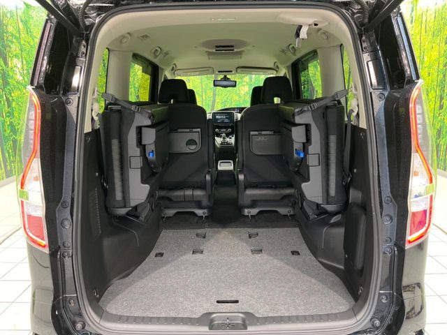 ���i�̂���������ʋ΁A���}���ɏ\���ȉ׎��X�y�[�X���m�ۂ��Ă���܂��B�T�[�h�V�[�g��|���ƁA�傫�ȉו��̐ύڂ��\�ł���