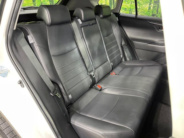 広々とした2列目シートは居住性が高く、居心地も快適!友達や家族とのお出かけにぴったりです。ベビーシートやチャイルドシート使用時も快適にお過ごしいただける十分な空間を確保しています。