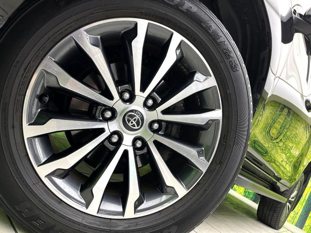 【純正オプション19インチアルミホイール】純正オプションホイールを装着。走行性能の向上に加え、外観もよりスタイリッシュになっています。