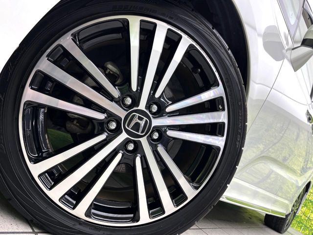 �y����18�C���`�A���~�z�C�[���z�O�ςɃ}�b�`���������A���~�z�C�[���𑕒����Ă���܂��B�e��ЊO�A���~�z�C�[����A�X�^�b�h���X�^�C�����戵�����Ă���܂��B���񂲑��k����������