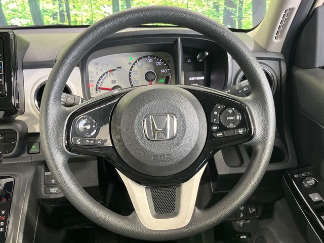 �C���e���A�ɍ��킹���f�U�C���̃X�e�A�����O�́A�^�]�������̂��Ƃ��l���A�^�]���₷���`��A�傫���ł��B�����x�A���ۂɐG���Ă��m���߂��������B