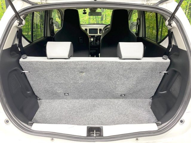 ���i�̂���������ʋ΁A���}���ɏ\���ȉ׎��X�y�[�X���m�ۂ��Ă���܂��B�Z�J���h�V�[�g��|���ƁA�傫�ȉו��̐ύڂ��\�ł���