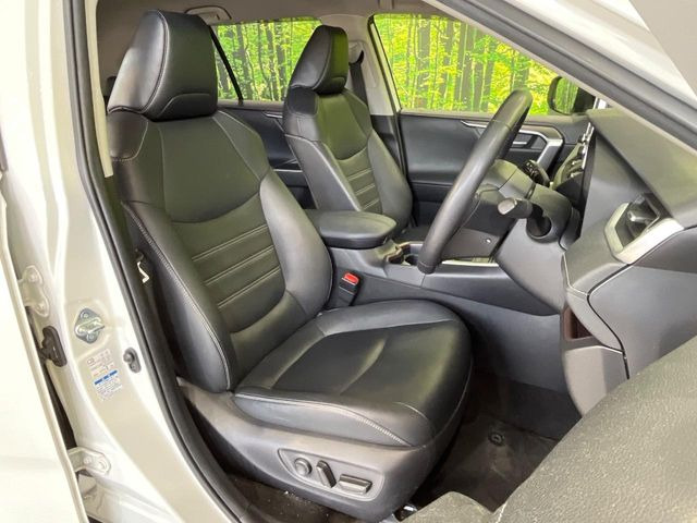 【黒革シート】上質な本革を使用し、高級感あふれる黒革シート。常に体に触れる部分だから、座り心地の良さにはこだわりたいですね♪汚れの付着や劣化を抑制する内装コーティング施工もおススメですよ♪