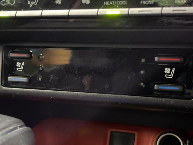 【シートベンチレーション】夏場は涼しい風でお尻や背中の熱やムレを防ぎ、冬はエアコンよりも早く温まってポカポカに!レザーシートにうれしい装備で、季節を問わず快適に過ごせます。