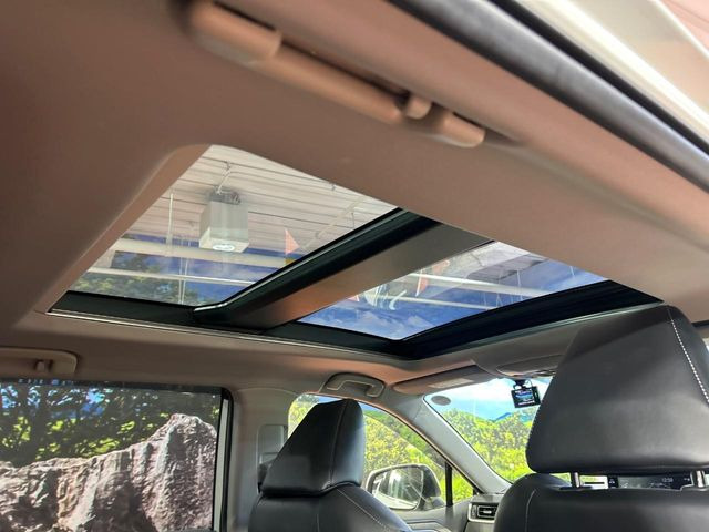 【サンルーフ】開放感たっぷりの希少装備、サンルーフが装着されています!車内に明かりを取り入れたり景色を楽しむ以外にも、車内の空気も簡単に換気できて快適です!