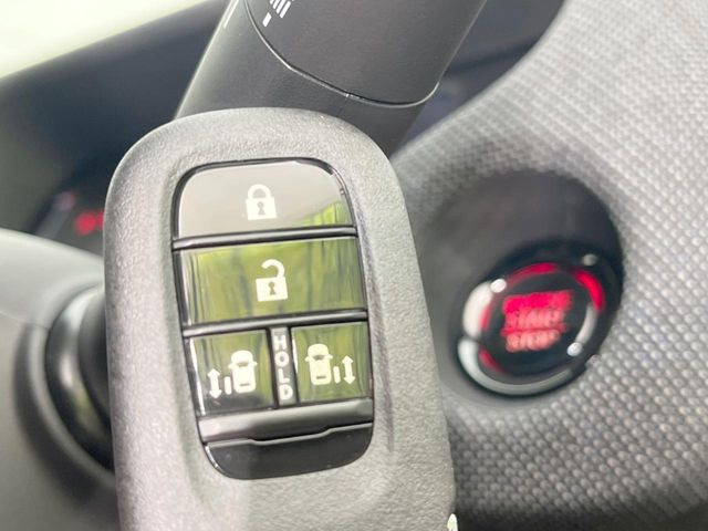 �yHonda�X�}�[�g�L�[�z�J�o����|�P�b�g�ɓ��ꂽ�܂܂ł��h�A�̎{���E�������\�ȃX�}�[�g�L�[�𑕔��B�G���W���̃I���E�I�t�����J�M�����o���K�v����������Ƃ��Ă��֗��ł���