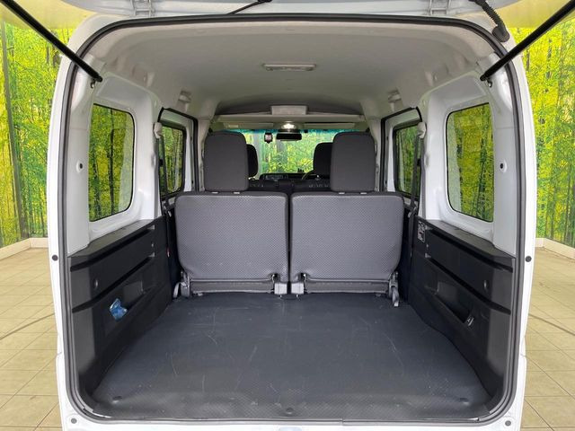 ���i�̂���������ʋ΁A���}���ɏ\���ȉ׎��X�y�[�X���m�ۂ��Ă���܂��B�Z�J���h�V�[�g��|���ƁA�傫�ȉו��̐ύڂ��\�ł���