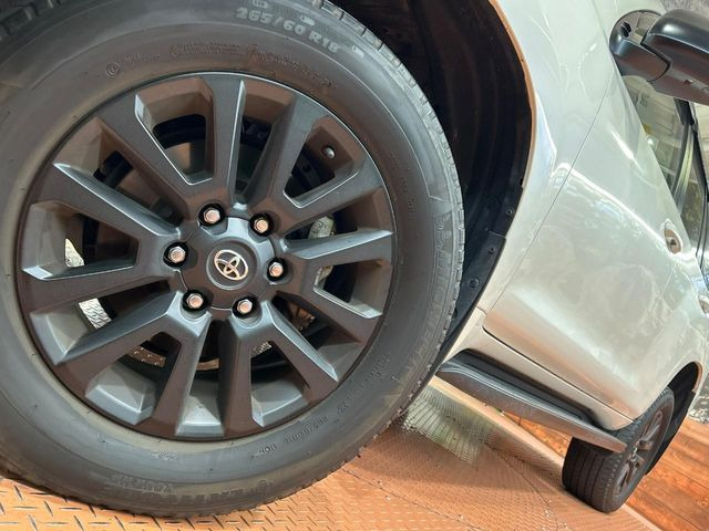 【グレード専用純正18インチアルミホイール】デザイン性の高い純正アルミホイールを装着しております。各種社外アルミホイールや、スタッドレスタイヤも取扱いしております。是非ご相談ください♪