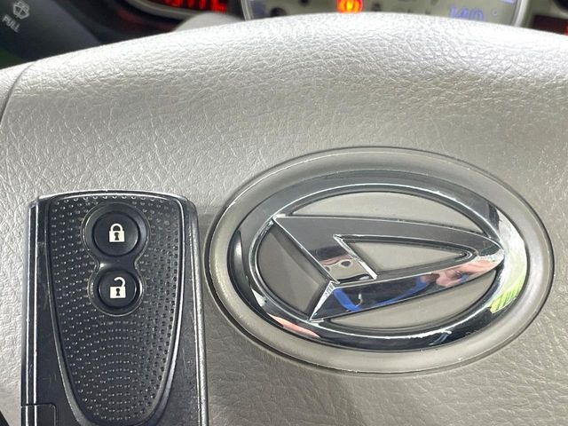 �y�L�[�t���[�V�X�e���z�J�o����|�P�b�g�ɓ��ꂽ�܂܂ł��h�A�̎{���E�������\�ȃX�}�[�g�L�[�𑕔��B�G���W���̃I���E�I�t�����J�M�����o���K�v����������Ƃ��Ă��֗��ł���