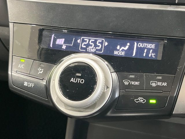 【オートエアコン】一度お好みの温度に設定すれば、車内の温度を検知し風量や温度を自動で調整。暑い&hellip;寒い&hellip;と何度もスイッチ操作をする必要はありません。快適な車内空間には必須の機能ですね♪