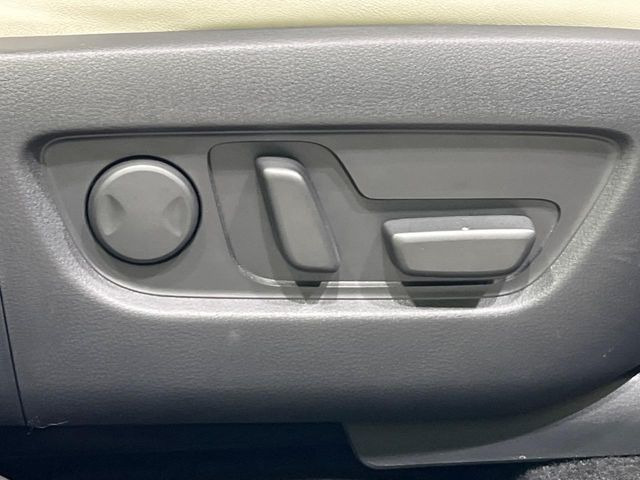 【パワーシート】スイッチ一つで簡単にシートの微調整が可能!電動だから力もいりません!快適なシートポジションにセットして、快適なドライブをお楽しみください。