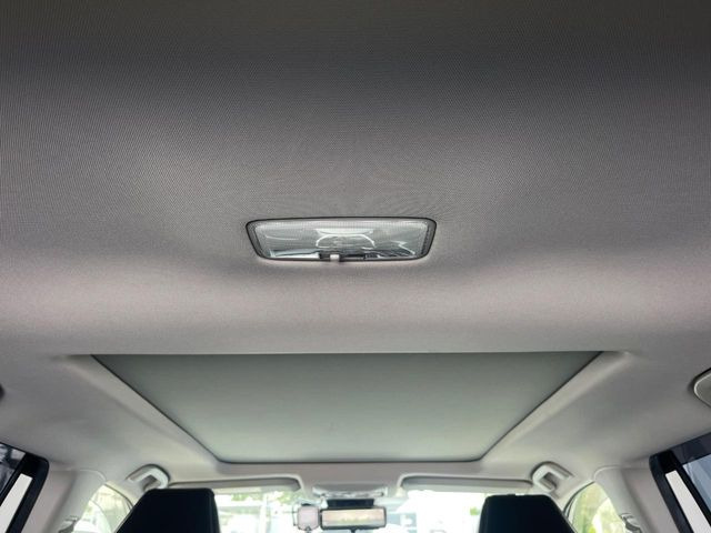 【サンルーフ】開放感たっぷりの希少装備、サンルーフが装着されています!車内に明かりを取り入れたり景色を楽しむ以外にも、車内の空気も簡単に換気できて快適です!