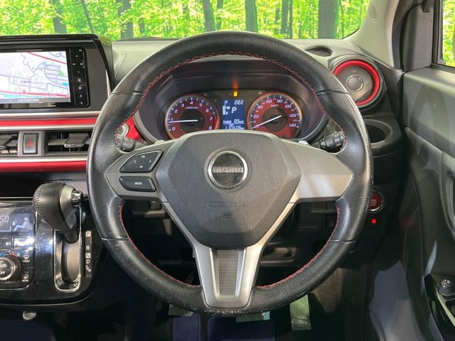 �C���e���A�ɍ��킹���f�U�C���̃X�e�A�����O�́A�^�]�������̂��Ƃ��l���A�^�]���₷���`��A�傫���ł��B�����x�A���ۂɐG���Ă��m���߂��������B